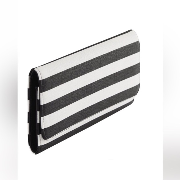 Kut from the Kloth Slim Striped Trifold Wallet
$4k| Size: 7.5" x 4.5" x .75" - Picture 9 of 11
